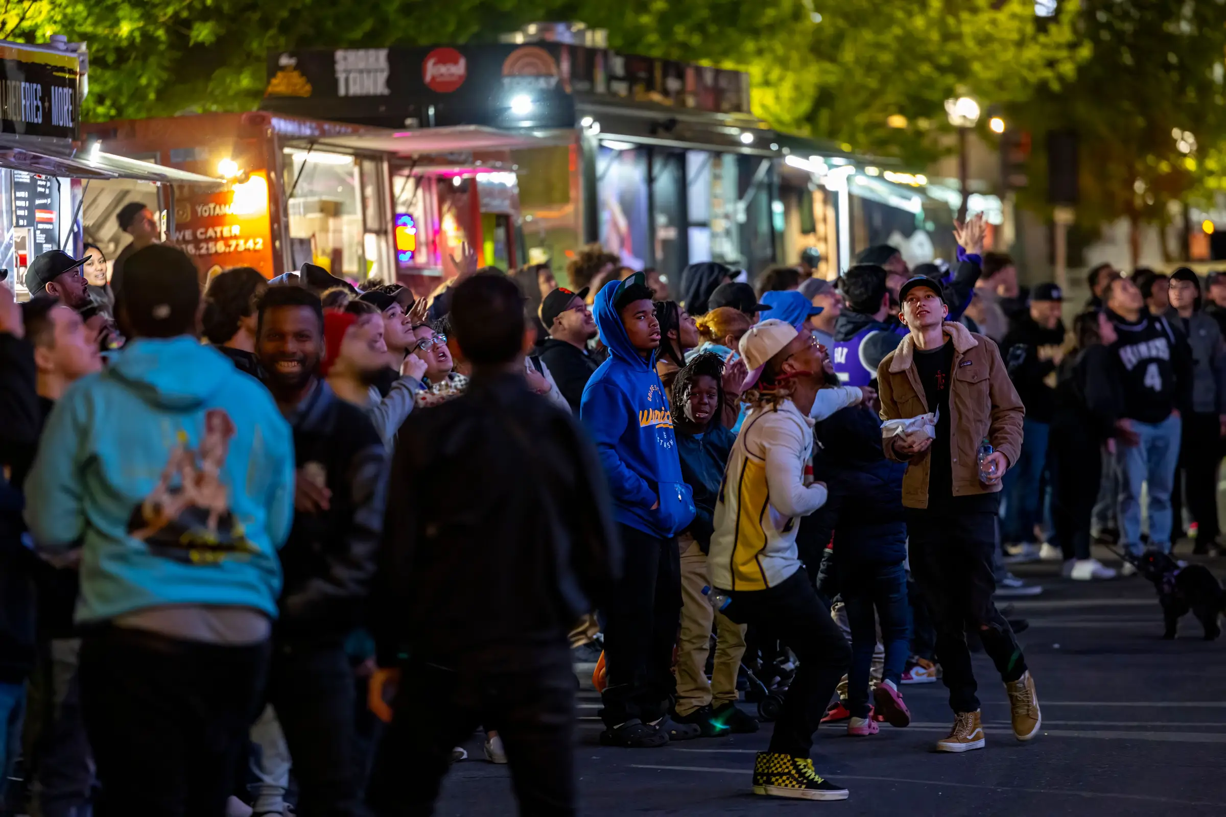 Große Menschenmenge beim Festival am Abend