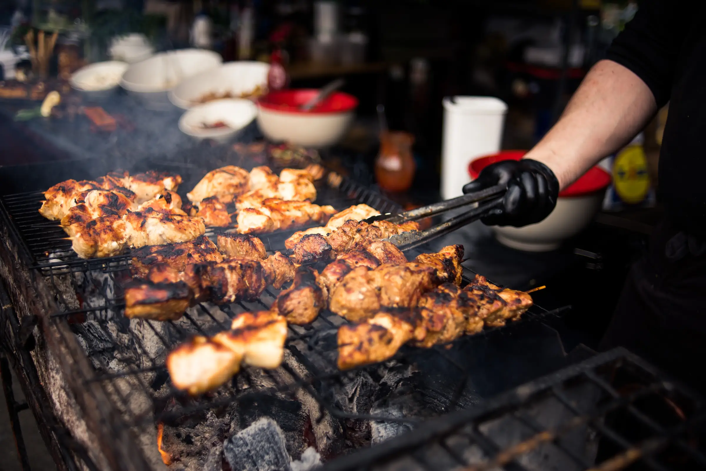 Fleisch auf einem großen Grill beim Street-Food-Festival